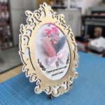 Camee din Lemn Personalizată – Mesaj Gravat & Flori Naturale